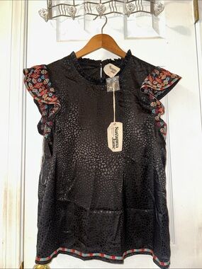 NWOT Savanna Jane Embroidered Short Sleeve Top